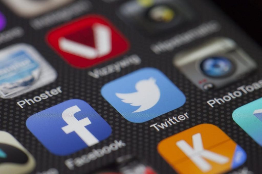 iphone-displaying-social-media-application